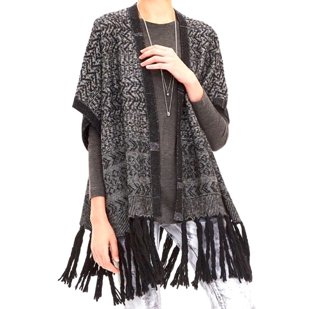 BANANA REPUBLIC Fringe Vest SZ Small // geometric design, warm and stylish